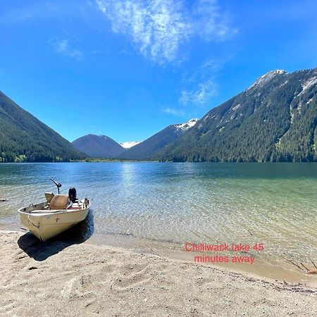 Private 2 Bedrooms Suite Near Hwy 1, Cultus Lake, Heritage Park, Fishing, Coliseum Chilliwack Exterior photo